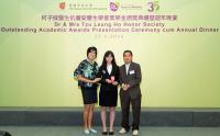 Miss Ng Sin Yu receives the Bronze Medal (Photo courtesy of Faculty of Medicine, CUHK)